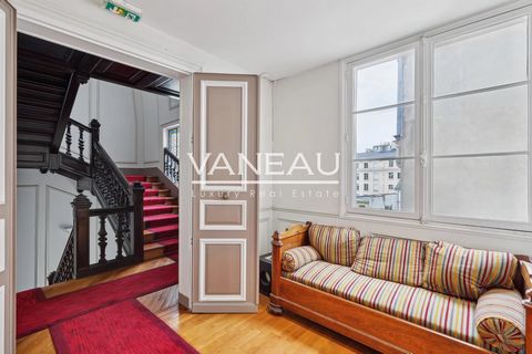 Saint François Xavier: In a beautiful luxury townhouse dating from 1800, on the 3rd and top floor with elevator. Groupe Vaneau offers you an exclusive 75.47 m² Carrez apartment, comprising an entrance hall, a 38 m² living room, a furnished kitchen wi...