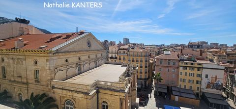 Appartement HAUSSMANNIEN EXCEPTIONNEL au coeur de la haute ville Toulonnaise .Il se situe au dernier étage d'un immeuble de 1880 bénéficiant d'une magnifique vue sur l'Opéra et la rade de Toulon. Vous serez séduits par son volume ( 190 m ² habitable)...