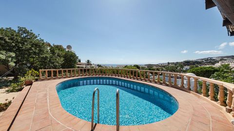 Deze romantische villa in Mojacar Playa is een zeldzaam goed. Het is een karakterwoning in een gewaardeerde woonwijk op loopafstand van het strand. Het huis is begin jaren zeventig gebouwd in traditionele cortijo-stijl op een uitgestrekt bouwperceel ...