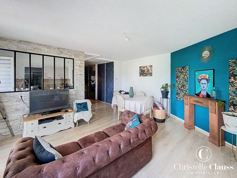 ¡Exclusivamente en su agencia Christelle Clauss Immobilier Cronenbourg! Déjate seducir por este apartamento de 3 habitaciones de 63 m2 sin vis-à-vis. Venga a descubrir este apartamento consta de una entrada, una hermosa sala de estar con cocina semia...