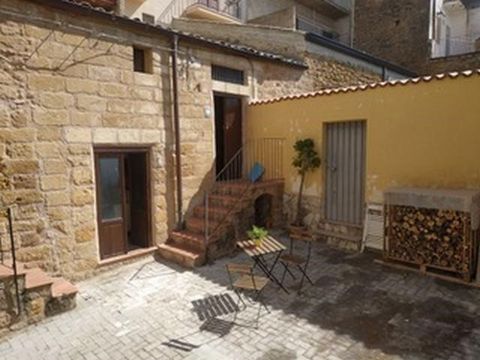 ZONA: Town Centre ADDRESS: Cortile Tinaglia – Cianciana (AG) FLOORS : GROUND, 1st - TOTAL AREA 60 sq meters A historic house with it's own courtyard space.. The house is composed on the ground floor of a kitchen/dining room and a bathroom, and a bedr...