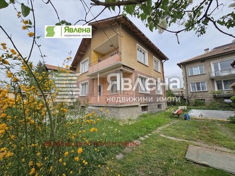 ? Maison à deux étages avec garage, située dans le quartier de Varna. Klepalo, Sofia. Pernik, à quelques minutes à pied du centre-ville. ? Le bâtiment a une structure porteuse massive, construite dans les années 70 du siècle dernier et a une surface ...