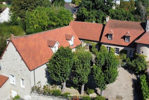 A mi chemin du Morvan et du Charolais, ce superbe ensemble, situé au coeur d’un petit village, est composé d’une maison d’habitation, d’une maison d’amis et d’une vaste dépendance. Implantée sur un magnifique terrain arboré de 4125 m2, agrémenté de d...