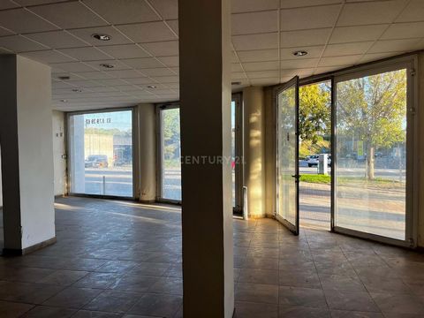 En venta local comercial de 123m2. A pie de calle, con mucha visibilidad, local muy bien comunicado y de fácil acceso. Situado en zona de Tres Torres Granollers, provincia de Barcelona. Local con 4 escaparates todo en planta baja y luz natural. . ¿Qu...