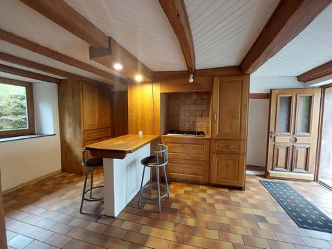 Charmante maison minière rénovée dans un village atypique comprenant au rez de chaussée, une cuisine équipée, une pièce de vie donnant accès à une terrasse, une salle de bain avec WC. A l'étage deux belles chambres et un WC séparé. La maison dispose ...