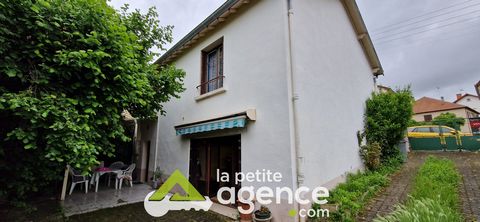 Secteur Rimard, maison de type F4avec partie de vien de plain-pied, comprenant une entrée, séjour, cuisine, trois chambres, salle d'eau et wc independant. En rez de jardin elle possède une cuisine d'été, sdb avec WC, cave, et une grande pièce avec ch...