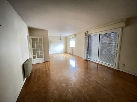 Découvrez cet appartement spacieux à Montluçon, idéal pour une famille. Avec ses 102,75 m2 de surface habitable, il offre un potentiel remarquable pour personnaliser et aménager selon vos besoins. Caractéristiques principales : 4 Chambres Lumineuses ...