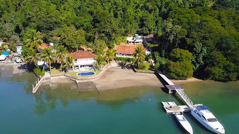 Maison de plage avec environ 100 m de front de mer et une petite plage privée, située sur un terrain de 2 500 m². Il y a trois constructions. Dans le principal se trouve le salon avec salle à manger intégré dans un grand balcon donnant sur la mer. Cu...