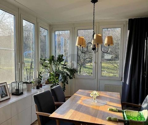 This light-flooded condominium with 86 m² of living space combines a central location with a green view. Despite the traffic-calmed environment, shopping facilities and all important local suppliers are easily accessible. A local recreation area is i...