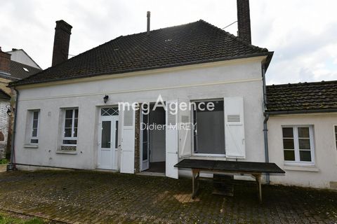 Maison de petite ville à 100m des services et commerces.