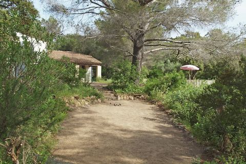 Maison moderne, meublée de manière agréable, pouvant accueillir 6 personnes, à Cavalaire-sur-Mer, à 200 m. seulement de la plage, sur un domaine privé de pas moins de 5 hectares. Pour faire vos courses quotidiennes ou pour manger un bout dans un rest...