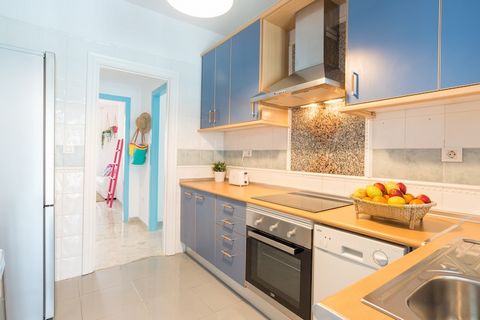 Déjese llevar por la relajada elegancia de este apartamento bohemio chic de 2 dormitorios, idealmente situado a pocos pasos de las doradas arenas de Torremolinos. Diseñado para alojar hasta 8 personas, el apartamento cuenta con un dormitorio principa...