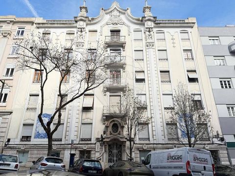 Apartamento T5 para venda Apartamento com 225m² muito perto da Av. Liberdade e do Marquês de Pombal, inserido no segundo piso de um edifício muito bonito e classificado. Muito central, a 100m da estação de metro do Marquês de Pombal e de diversos aut...
