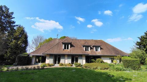 Propriété de 300 m² habitables, 6 chambres, bâtie sur un parc de 8480 m² arboré