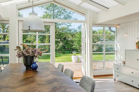 Not far from the good bathing beach at Høll is this thatched cottage with outdoor whirlpool and good terraces, where you can really enjoy the sun. The cottage is well furnished with good beds. In connection with the terrace you will find the large ou...