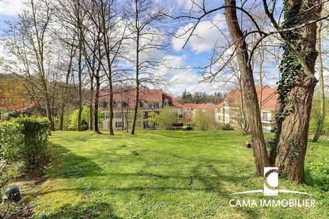 Au sein de la copropriété récente du Domaine du Grand Chêne, venez découvrir cet appartement 2 pièces en très bon état, situé dans un environnement calme et verdoyant ! D'une superficie de 39m2, Il offre une entrée, une cuisine ouverte sur le séjour ...