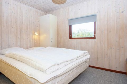 A holiday cottage on a large natural plot sheltered by vegetation, located approx. 300 metres from the North Sea. A whirlpool for 2 people can be found in the bright bathroom that also has underfloor heating. Bright living room with open concept kitc...