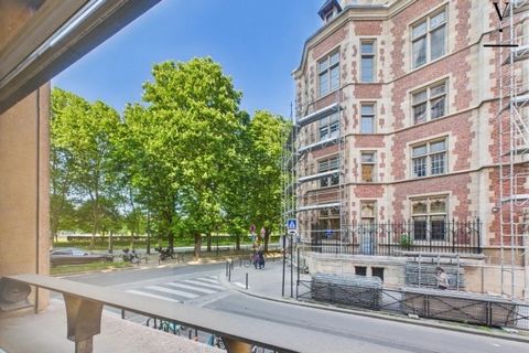 In een zeer luxe gebouw, rustig en licht en omgeven door groen, een appartement van 80 meter met een grote vestibule die leidt naar twee kamers gescheiden door een dubbele deur, die een dubbele woonkamer of een extra slaapkamer kunnen zijn. Een grote...