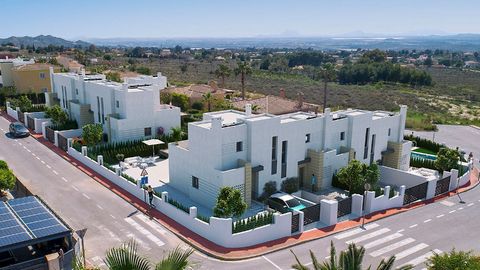 Descripción del objeto: Modernos chalets adosados que constan de una superficie construida de unas 115 m² con 3 dormitorios, 2 baños (1 en-suite), 1 salón / comedor con cocina moderna, 1 lavadero y 1 porche/terraza (a unos 17 m²). También hay un sola...