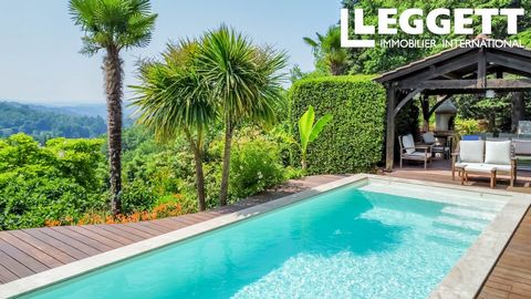 A37823KEF24 - Bent u op zoek naar een uitzonderlijke woning? Deze prachtige woning op het zuiden met een panoramisch uitzicht over het middeleeuwse stadje Sarlat en het omliggende platteland, biedt privacy en een zeldzame combinatie van charme, comfo...