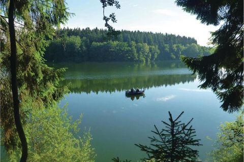This spacious Ardennes farmhouse in the peaceful hamlet of Desnié offers a warm, home-like atmosphere for a relaxing stay between Spa (6 km) and Stoumont (5 km). Thoughtfully decorated, the home features a large living room with an open fireplace, pe...