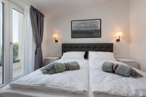 Dit vrijstaande vakantiehuis ligt op slechts 150 meter van de zee. Het gehele terrein is omgeven door olijfbomen en biedt privacy en pure ontspanning, weg van het massatoerisme.