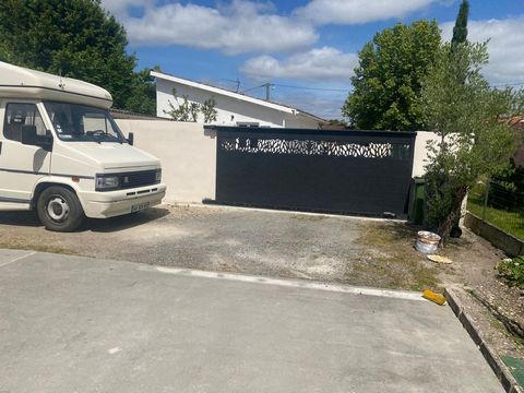 maison en deux studio T2 tout confort en parfaite état avec terrasse jardin atelier parking privée sécuriser possibilité d'agrandissements sur terrain de 438 m2 quartier tranquille proche de toute commodités beau potentiel