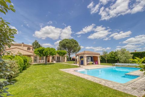 Maison traditionnelle familiale 203m2 avec piscine, pool-house et sous-sol complet