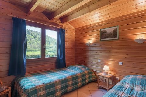 Dit chalet ligt tegen een heuvel aan de rand van La Bresse. Tuin en terras op het zuiden, dus heerlijk veel zon! Ook heeft het een mooi uitzicht op de rivier Moselotte en het Vogezenbos. Het chalet heeft een goed verzorgde en rustieke inrichting met ...