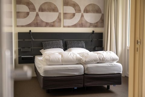 Peaceful Forest Retreat with Scenic Views This detached holiday home in Beesel is the perfect blend of comfort and nature. Surrounded by meadows and forests, the spacious private terrace and garden offer the ideal place to unwind, enjoy a drink in th...