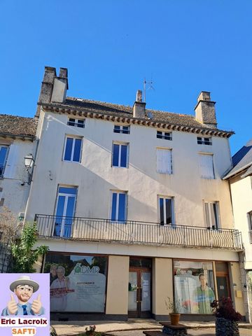 Un Immeuble de rapport avec local commercial, un appartement T4, 1 appartements T2, grenier et jardin avec abris sur l'arrière