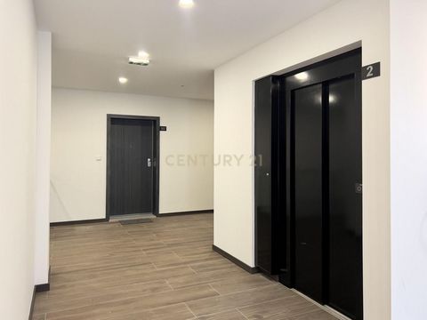 Este imóvel atualmente encontra-se arrendado é ideal para o investidor. Descubra este magnífico apartamento de luxo, situado no coração de Pombal, Leiria, por apenas 160.000. Com 79m² de área, este imóvel novo oferece um estilo de vida confortável e ...