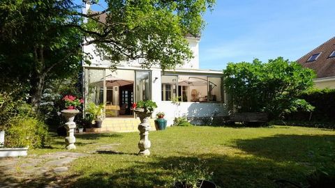 Beautiful house near the city center of about 116 m2, including on the ground floor a beautiful entrance with storage, a separate kitchen for taking meals, a beautiful bright living room of more than 30 m2 opening onto a veranda in two parts: winter ...