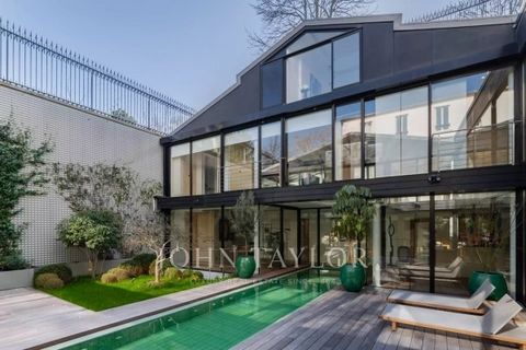 Parijs 7. Varenne - Matignon. Uitzonderlijk architectonisch ontworpen huis grenzend aan de tuinen van het Hôtel Matignon, in absolute rust. Ontworpen als een zeer grote loft, met een totale oppervlakte van ca. 850 m2 (575 m2 woonoppervlak), strekt he...