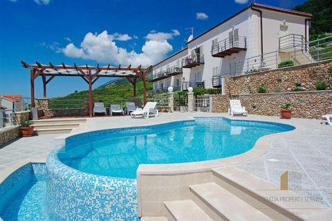 Imposante appartementenvilla op het prachtige eiland Brač, op slechts 400 meter van het centrum van Bol en het dichtstbijzijnde strand Op slechts 1,5 kilometer van het beroemde strand van Zlatni rat is het de ideale locatie voor wie op zoek is naar e...