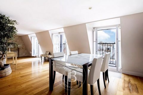 Au cœur d’un immeuble ancien bien tenu, découvrez ce superbe appartement de type loft, niché au 6ème et dernier étage (avec ascenseur jusqu’au 5ème étage). D'une surface de 69 m² au sol (53 m² Carrez), ce bien traversant baigné de lumière offre une v...