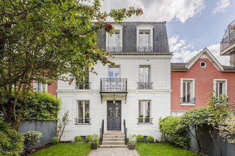 Exclusivité - EMPLACEMENT UNIQUE pour cette MAGNIFIQUE PROPRIÉTÉ en bordure du futur Jardin des Poètes au cœur du QUARTIER DES ÉCRIVAINS. C’est une ÉLÉGANTE DEMEURE de la fin du XIXème siècle avec son escalier extérieur qui mène à la porte centrale, ...