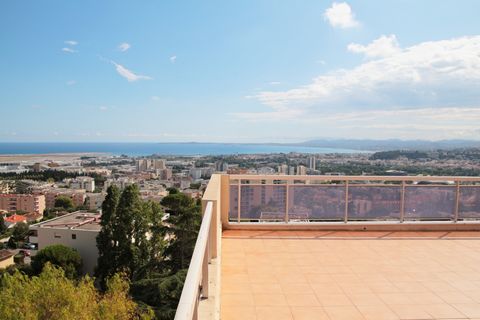 Villa sur le toit Nice Ouest VUE MER au calme avec piscine