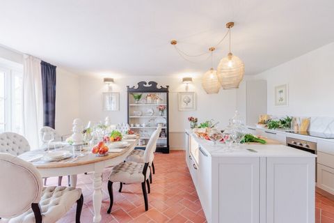 Cette magnifique propriété de luxe capture l'essence d'une ferme toscane traditionnelle, avec ses intérieurs chics et sa piscine privée, idéalement située sur les collines de Lucques. Cette charmante propriété de trois chambres s'étend sur deux étage...