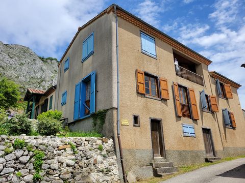 Maison de village T6 de 160 m² avec jardin et vue sur les Pyrénées.