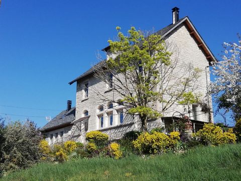 Bâtisse en pierre - jardin paysager - BERTHOLENE