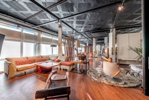 Space: the true luxury of our time! Live and work in Palma in this extraordinary loft with endless possibilities to combine a spacious living environment with an attractive office or gallery space in a central location. It would also be possible to c...