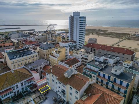 Located in one of the city's busiest areas, with a wide range of amenities, including a bank, pharmacy, restaurants, and much more, this 126 m2 apartment features a spacious living room with a balcony, two bedrooms, a kitchen with a pantry and terrac...