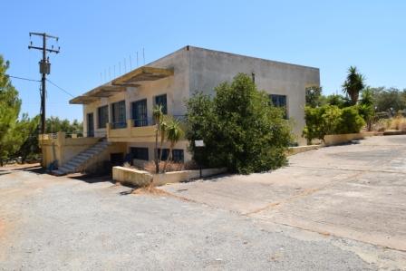 Agios Nikolaos Hotel of 1238,68m2 in need of repair in Agios Nikolaos. It is located on a plot of 13464.74m2 with the ability to build another 1454,27τμ. Currently, the hotel has 8 rooms which are rented out and there are another 30 which need full r...