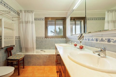 Beautiful house located just outside the charming village of Alcudia in the north of Mallorca. The home features five spacious bedrooms and two bathrooms distributed over two floors. The house also has a fantastic swimming pool surrounded by sun loun...