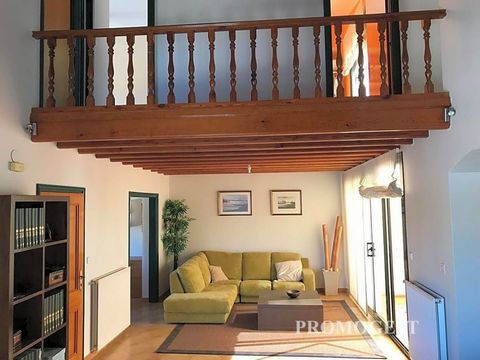 10 minutes from Figueres, with an area of 242 m², it is distributed over three floors, on the ground floor it consists of hall and garage. On the first floor of living room, kitchen-office, both with fireplace, a double room, terrace and light patio,...