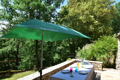 Enjoy the luxury of this 2-bedroom holiday home in Besse Aquitaine. It is ideal for families or small groups and can accommodate up to 6 guests. This well-cared home has a private swimming pool for you to relax by the poolside. The nearest restaurant...