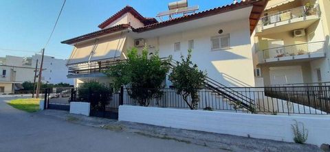 Agios Konstantinos, Fthiotida. Na sprzedaż mieszkanie o powierzchni 135 mkw. Na pierwszym piętrze, w bardzo spokojnej dzielnicy 20 metrów od plaży w doskonałym stanie z markizami dookoła i dachem z tradycyjnych dachówek. Apartament składa się z 3 syp...