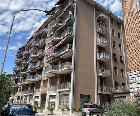 PERUGIA (PG), Via Bonciario: ground floor flat measuring approximately 100 square metres, comprising living room, kitchen, two double bedrooms, small bedroom, two bathrooms and utility room. The property is currently rented out. Central location.