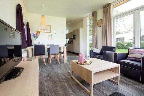 This single-storey, detached chalet featuring outdoor sauna and spa is located in the water-rich holiday park Recreatiepark Het Esmeer. It is located in the forests of Gelderland, directly on the recreational lake the Esmeer and about 21 km from 's-H...